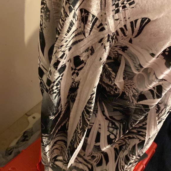 Live and let live velvet v-neck top with sequins size 1X - Picture 5 of 13